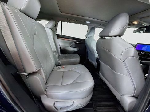 Used 2024 Toyota Highlander Platinum FWD image 28