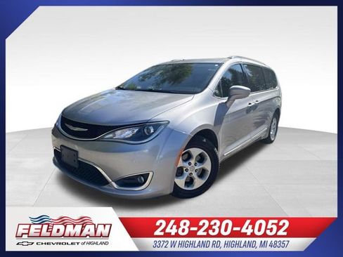Used 2017 Chrysler Pacifica Touring-L Plus FWD image 1