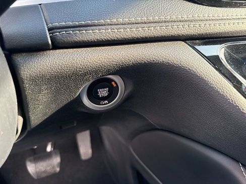 Used 2025 Chrysler Pacifica Limited FWD image 21