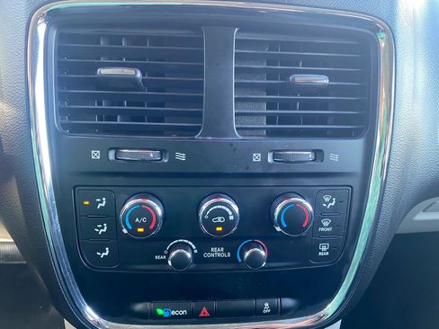 Used 2018 Dodge Grand Caravan SE w/ UConnect Hands-Free Group FWD image 13