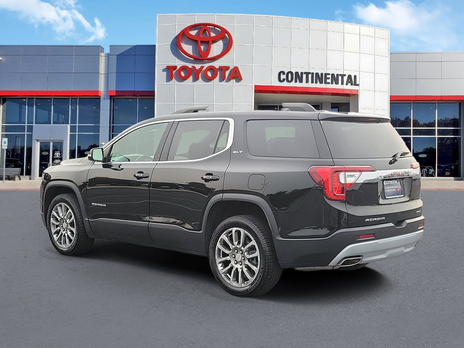 Used 2023 GMC Acadia SLT w/ Preferred Package AWD/4WD image 4