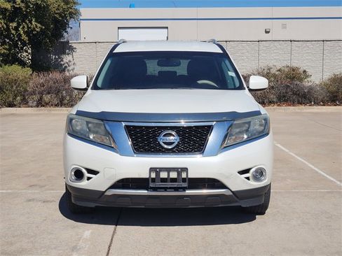 Used 2015 Nissan Pathfinder SV image 2