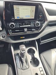 Used 2024 Toyota Highlander XLE FWD image 16