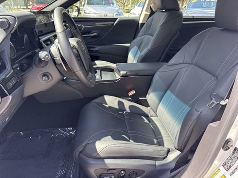 Used 2025 Lexus ES 350 Ultra Luxury w/ Accessory Package (Z2) FWD image 11