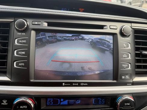 Used 2019 Toyota Highlander SE image 13