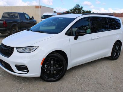 New 2026 Chrysler Pacifica Select w/ S Appearance Package