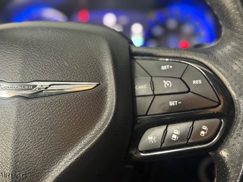 Used 2019 Chrysler Pacifica Limited w/ Advanced Safetytec Group FWD image 32
