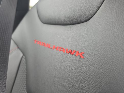 Used 2025 Jeep Compass Trailhawk w/ Trailhawk Convenience Group AWD/4WD image 34