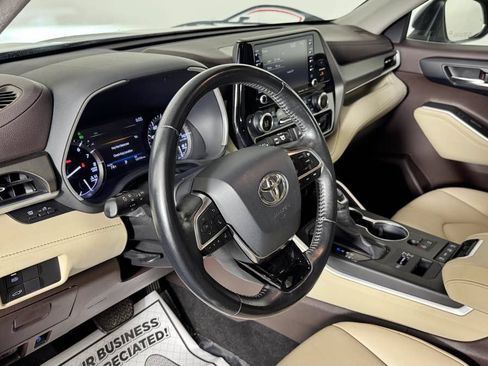 Used 2020 Toyota Highlander XLE AWD/4WD image 13