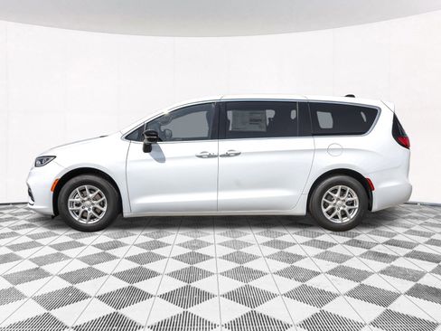 New 2026 Chrysler Pacifica Select image 12