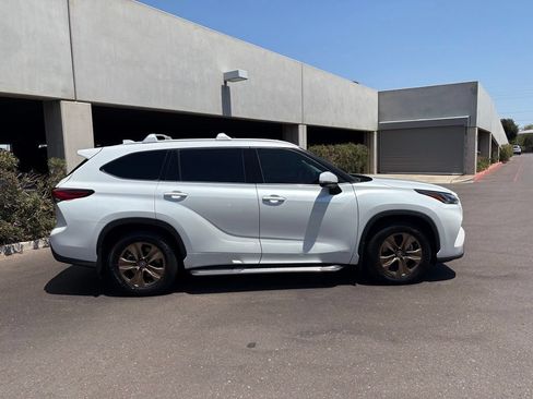 Used 2022 Toyota Highlander Bronze Edition AWD/4WD image 4