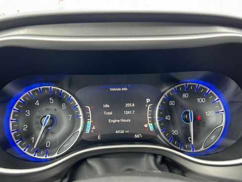 Used 2023 Chrysler Pacifica Touring-L FWD image 17