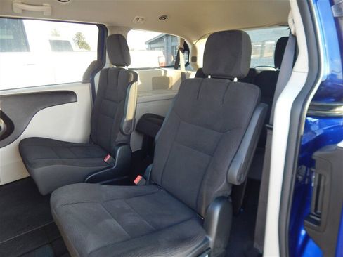 Used 2018 Dodge Grand Caravan SE w/ UConnect Hands-Free Group image 18