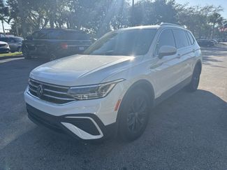 Used 2024 Volkswagen Tiguan SE w/ Panoramic Sunroof Package video 1