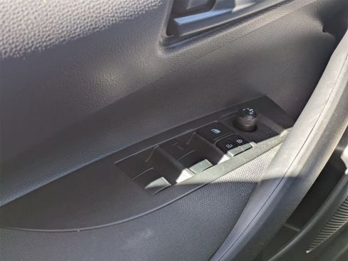 Used 2022 Toyota Corolla LE image 26