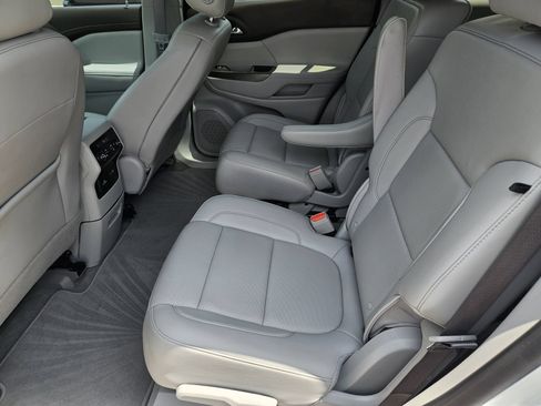 Used 2023 GMC Acadia SLT w/ Preferred Package FWD image 16
