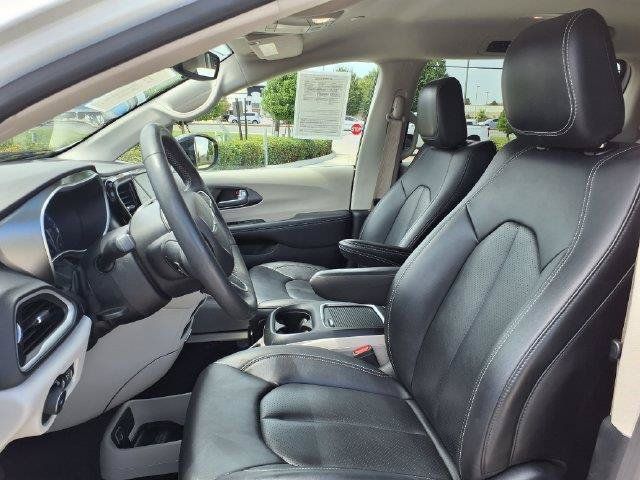 Used 2024 Chrysler Pacifica Touring-L FWD image 19