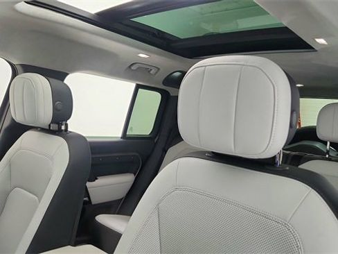 Used 2025 Land Rover Defender 110 X image 32