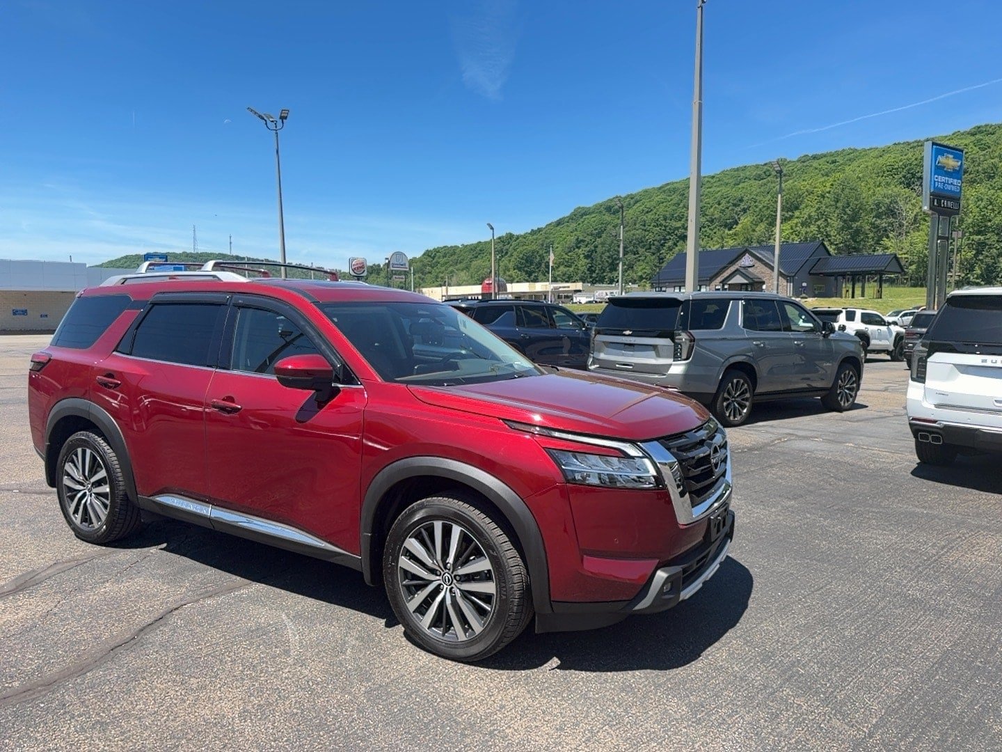 Used 2022 Nissan Pathfinder Platinum w/ Cargo Package AWD/4WD image 1