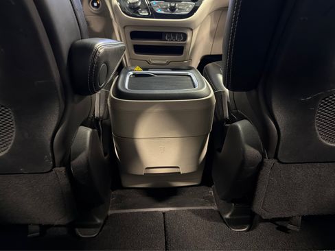 Used 2023 Chrysler Pacifica Touring-L FWD image 38