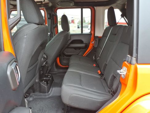 Used 2018 Jeep Wrangler Unlimited Sahara w/ Cold Weather Group AWD/4WD image 11