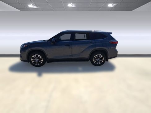 Used 2020 Toyota Highlander XLE image 2