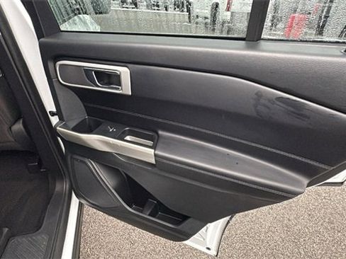 Used 2021 Ford Explorer XLT image 31