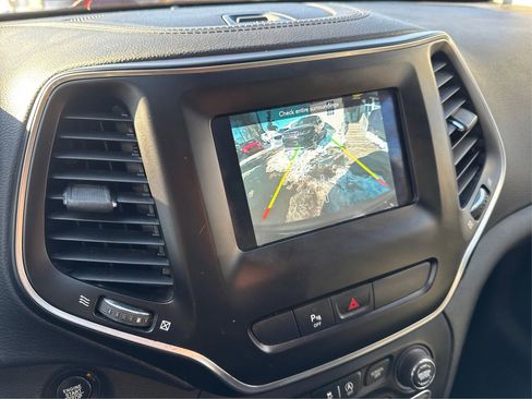 Used 2019 Jeep Cherokee Latitude Plus AWD/4WD image 29