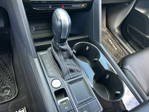 Used 2023 Volkswagen Atlas SE w/ Panoramic Sunroof Package FWD image 25