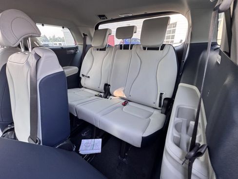 New 2026 Kia Carnival EX image 24