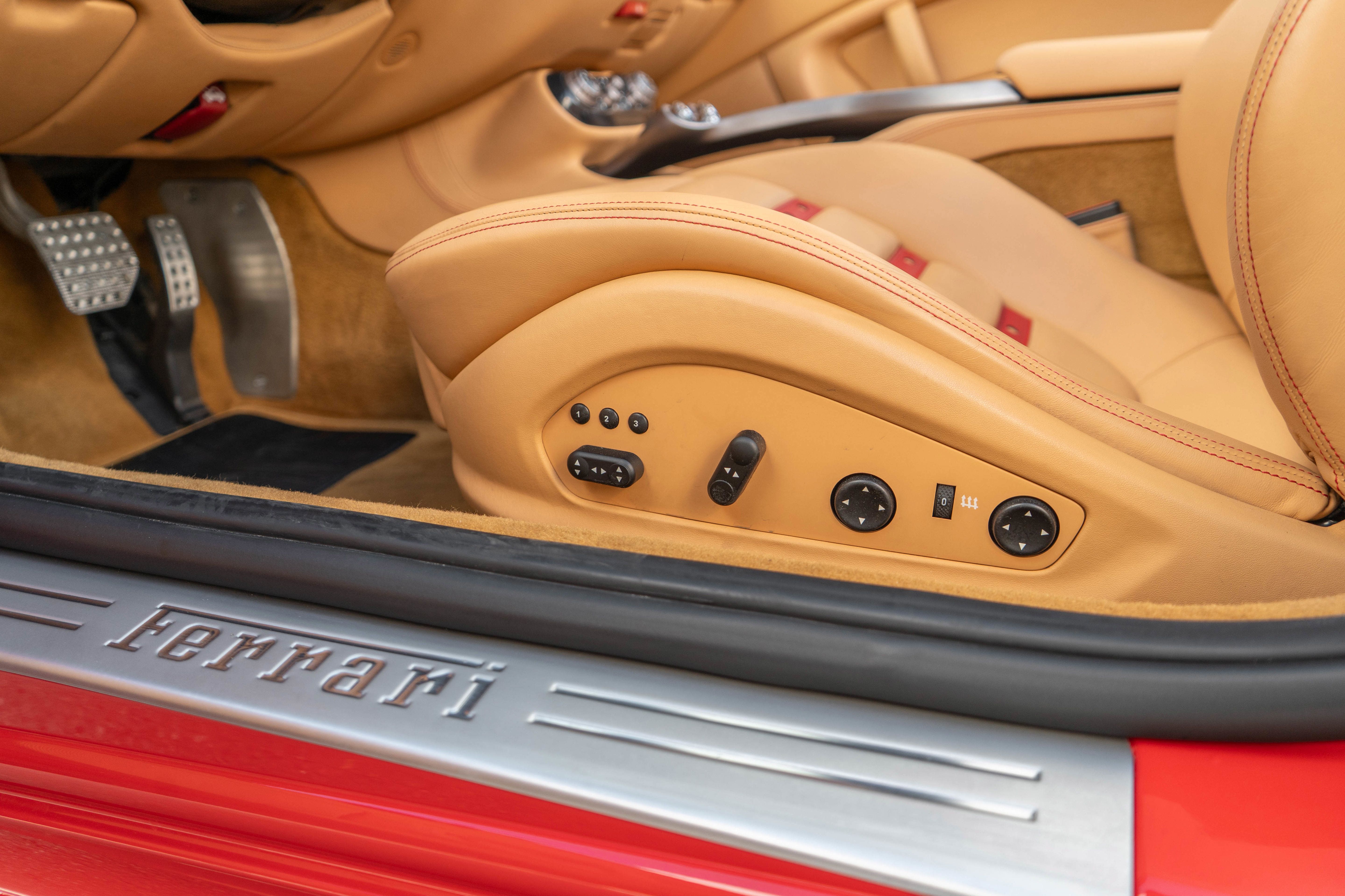 Used 2010 Ferrari California RWD image 14