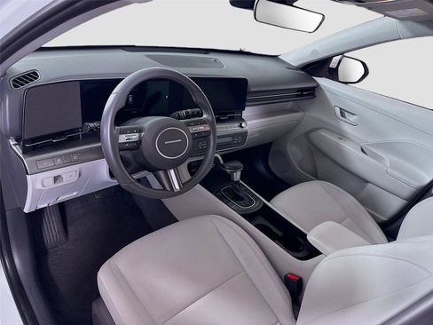 Used 2025 Hyundai Kona SEL AWD/4WD image 3