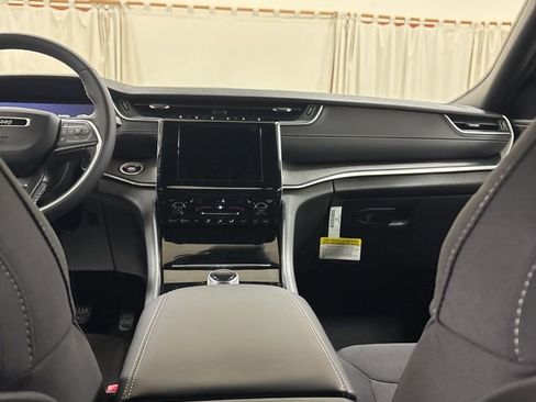 New 2025 Jeep Grand Cherokee Laredo X w/ Luxury Tech Group I image 18