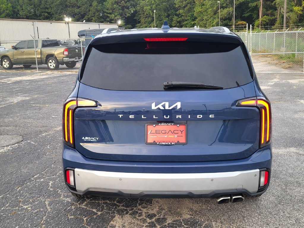 Used 2024 Kia Telluride EX w/ EX Captain's Chair Package FWD image 3