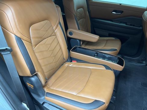 Used 2025 Nissan Pathfinder Platinum image 24