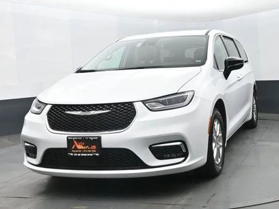 Used 2024 Chrysler Pacifica Touring-L