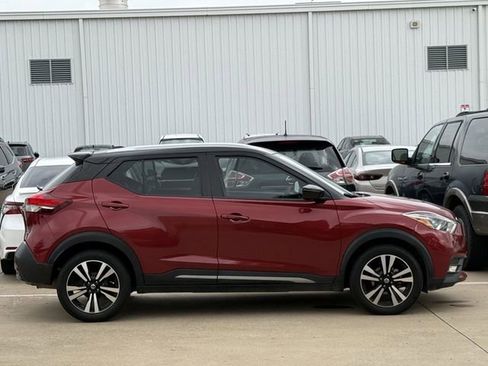 Used 2019 Nissan Kicks SR w/ SR Premium Package FWD image 3
