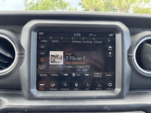 Used 2020 Jeep Gladiator Overland AWD/4WD image 23