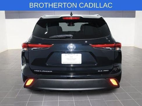 Used 2020 Toyota Highlander XLE AWD/4WD image 4