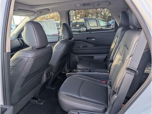 New 2025 Nissan Pathfinder SL w/ SL Premium Package image 11