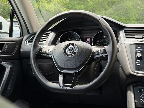 Used 2020 Volkswagen Tiguan SE w/ Panoramic Sunroof Package AWD/4WD image 12
