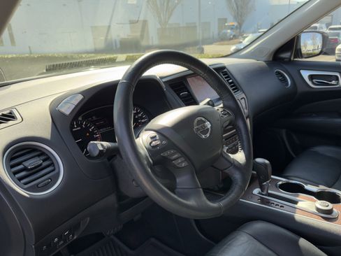 Used 2019 Nissan Pathfinder Platinum image 16