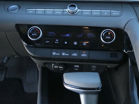 Used 2024 Hyundai Elantra Blue image 17