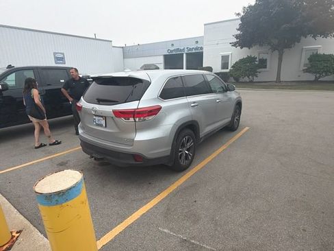 Used 2019 Toyota Highlander Plus AWD/4WD image 5