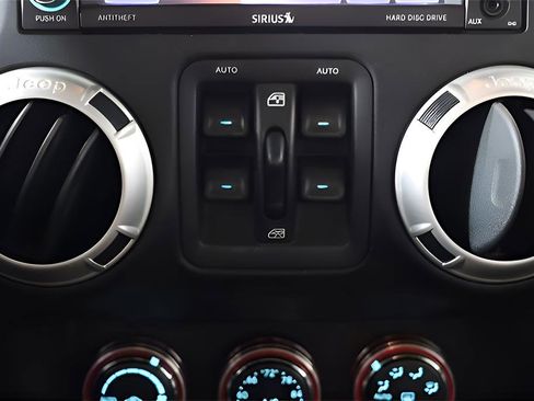 Used 2018 Jeep Wrangler Unlimited Rubicon w/ Connectivity Group image 27