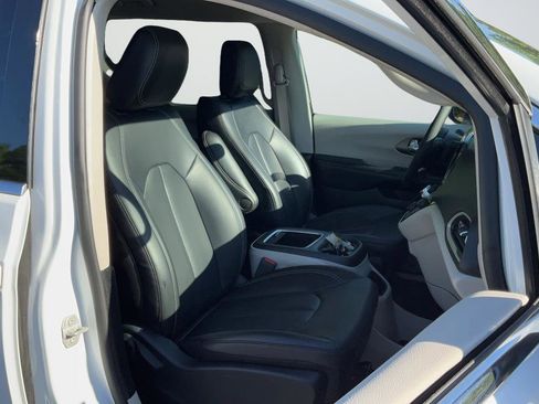 Used 2023 Chrysler Pacifica Touring-L FWD image 20
