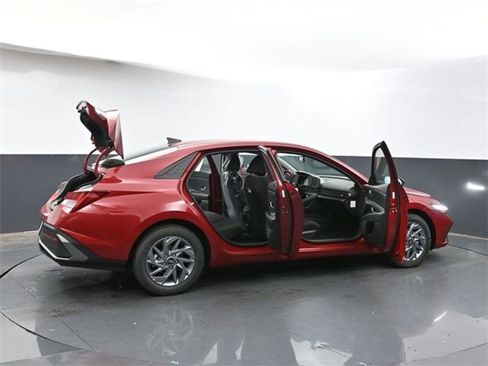 Used 2025 Hyundai Elantra Blue image 40