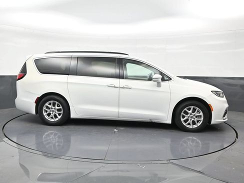 Used 2022 Chrysler Pacifica Touring-L FWD image 6