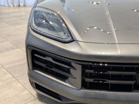 Used 2025 Porsche Cayenne image 12