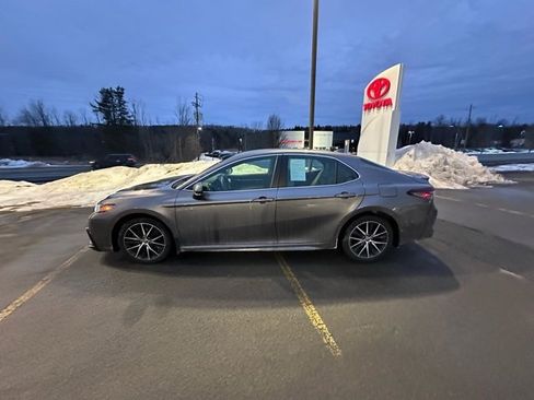 Used 2023 Toyota Camry SE image 6